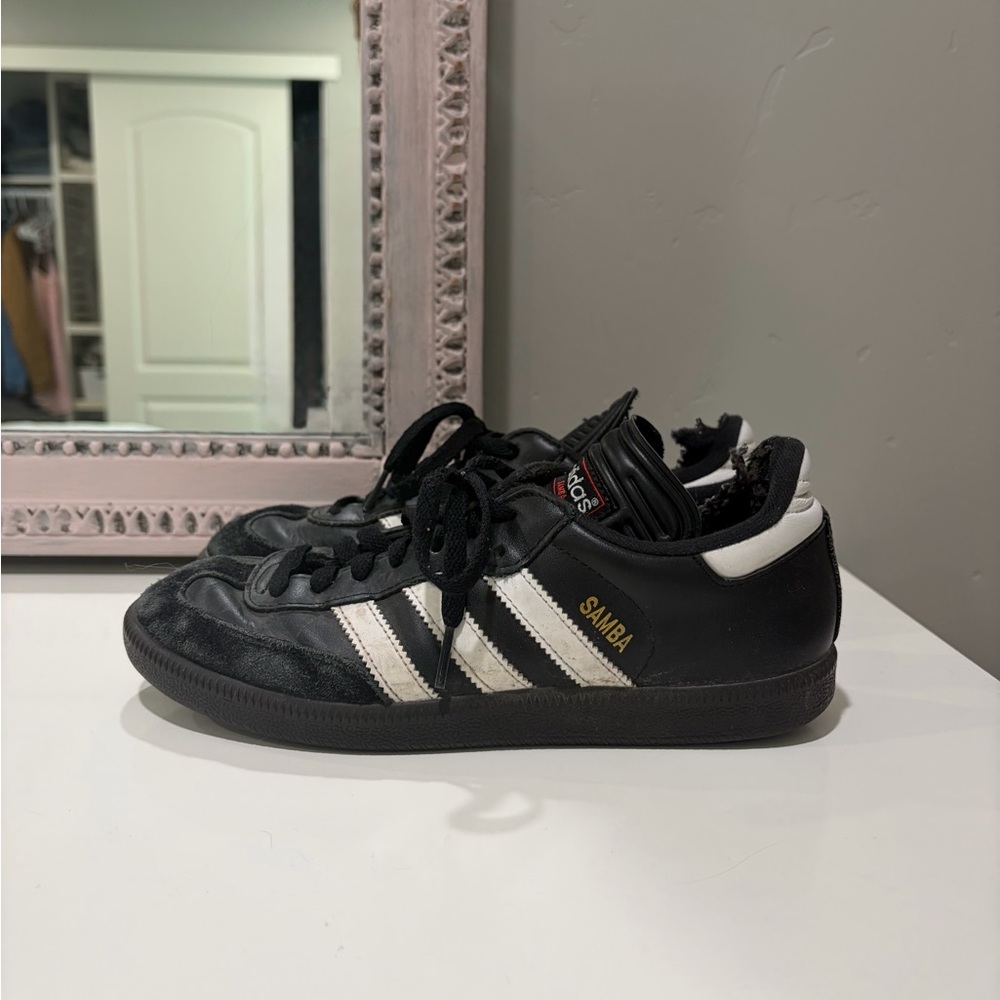 black adidas sambas